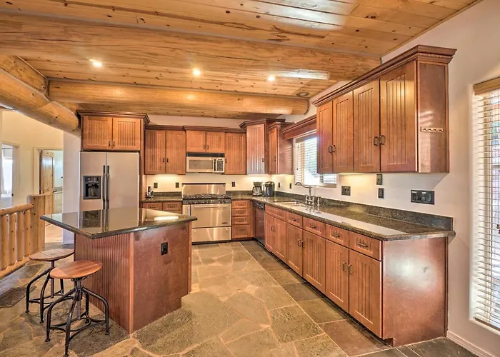 Holiday home Mtn-view Gem W/ Fire Pit & Deck In *