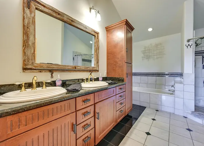 Holiday home Mtn-view Gem W/ Fire Pit & Deck In